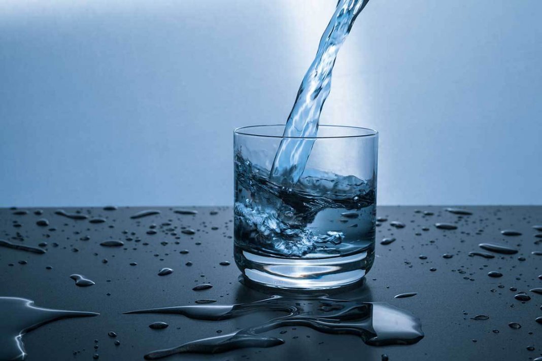 Por que começar o dia com um copo de água?