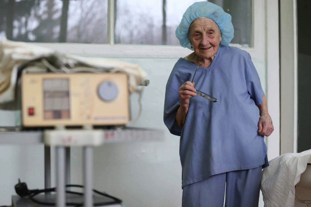 Ela tem 90 anos e faz 4 cirurgias por dia: conheça Alla Levushkina, a cirurgiã mais velha do mundo