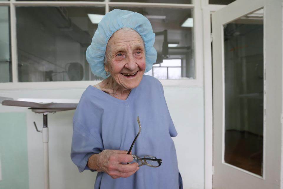 sabervivermais.com - Ela tem 90 anos e faz 4 cirurgias por dia: conheça Alla Levushkina, a cirurgiã mais velha do mundo