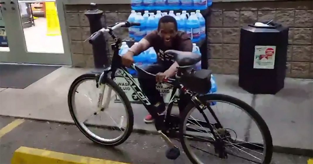 Cliente compra bike para atendente que caminhava 4 horas entre casa e trabalho