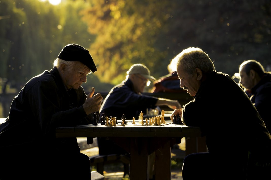 Como alguns idosos mantêm a mente ativa mesmo com o avanço da idade