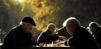 Como alguns idosos mantêm a mente ativa mesmo com o avanço da idade