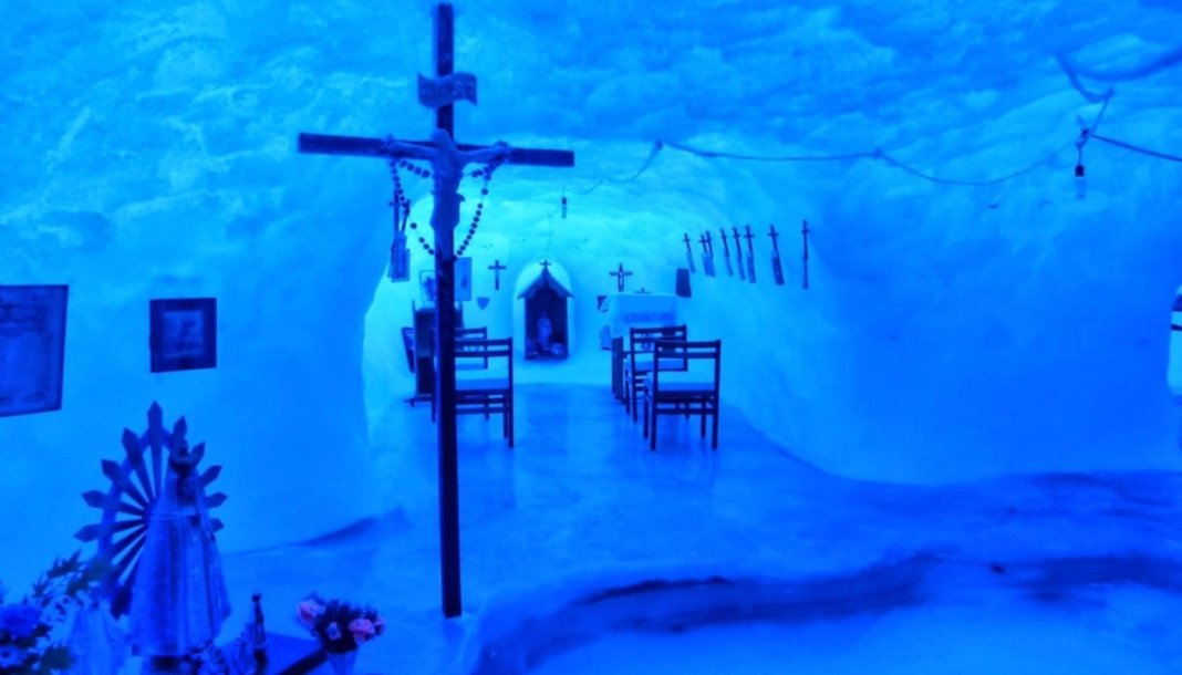 Rezando em uma capela de gelo