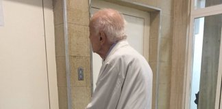 Ele tem 91 anos médico aposentado. Mas trabalha atendendo de graça em hospital