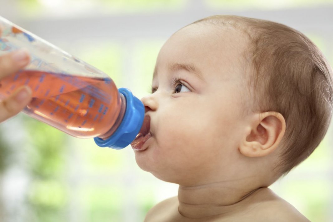 Saiba porque Bebês não podem tomar suco de frutas antes de 1 ano