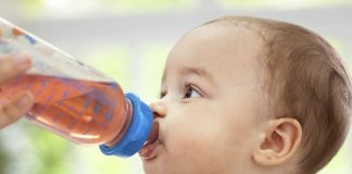Saiba porque Bebês não podem tomar suco de frutas antes de 1 ano