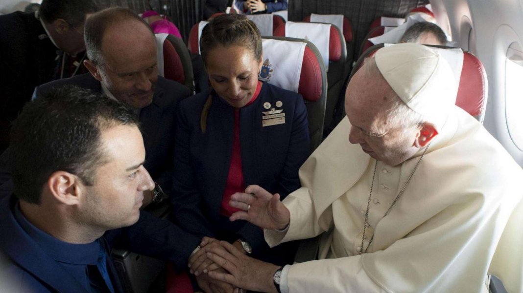 Super-surpresa: o Papa celebrou hoje um casamento de tripulantes em pleno voo!