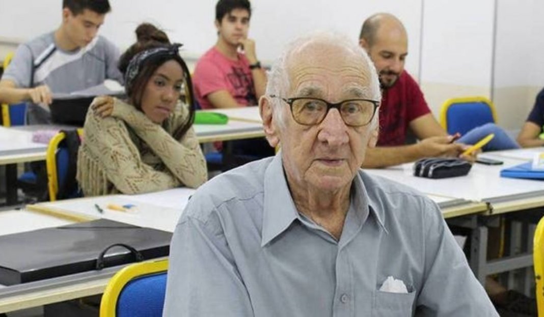 Aos 90, aposentado realiza sonho de fazer faculdade de Arquitetura