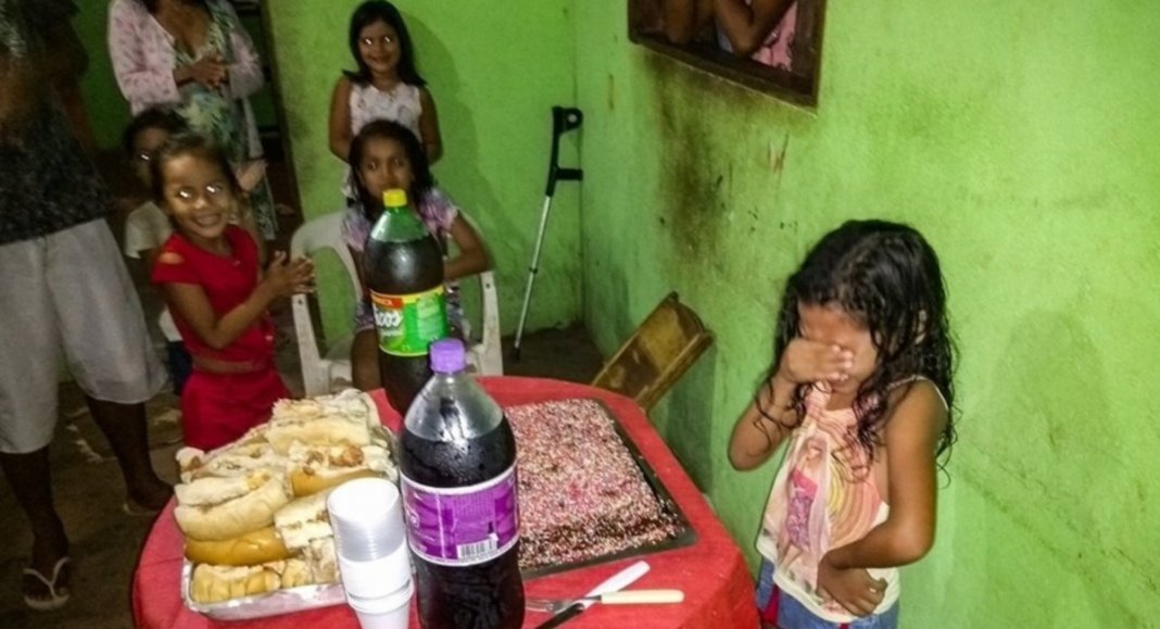 Menina se emociona com bolo de aniversário e foto viraliza