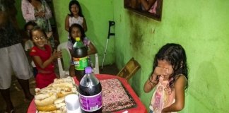 Menina se emociona com bolo de aniversário e foto viraliza