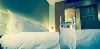 Os perigos de beber a água que fica ao lado da sua cama