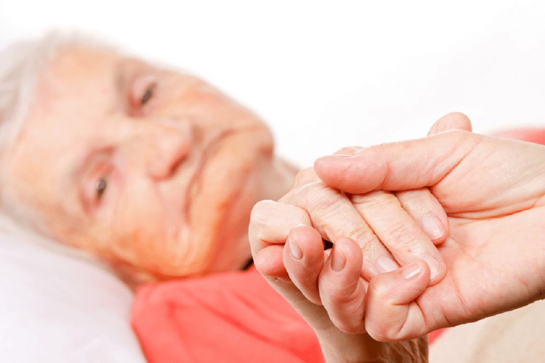 Doença de Parkinson: conheça um pouco da doença que a mãe de XUXA conviveu por anos