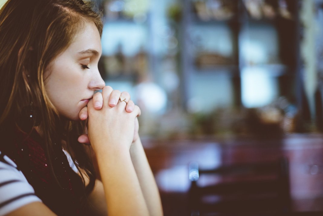 Acreditar em Deus reduz ansiedade e estresse, diz estudo