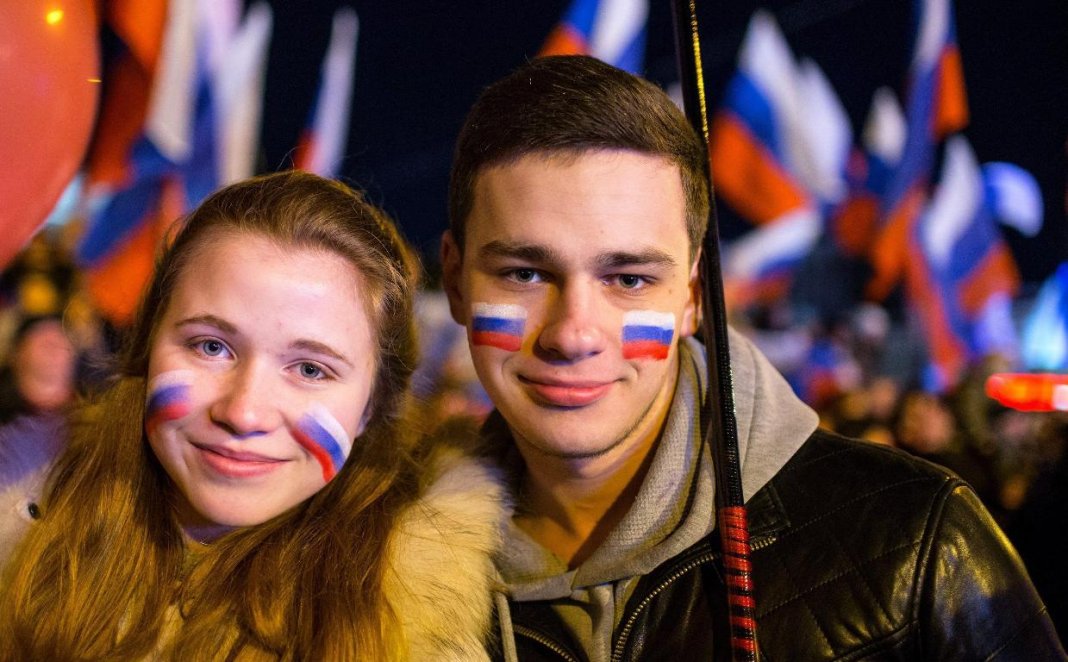 Russos aprendem a sorrir para receber turistas na Copa