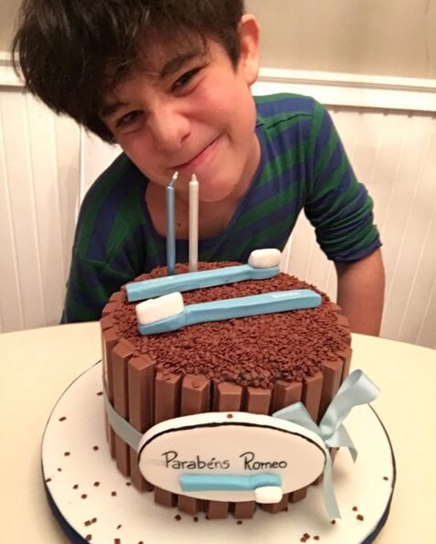 sabervivermais.com - Filho autista de Marcos Mion ganha bolo com escova de dente. E o apresentador emociona ao revelar o significado