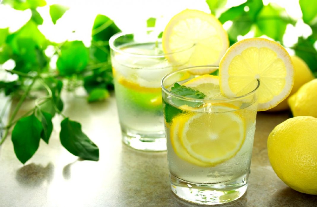 Por que deveríamos tomar um copo de água morna com limão pela manhã?