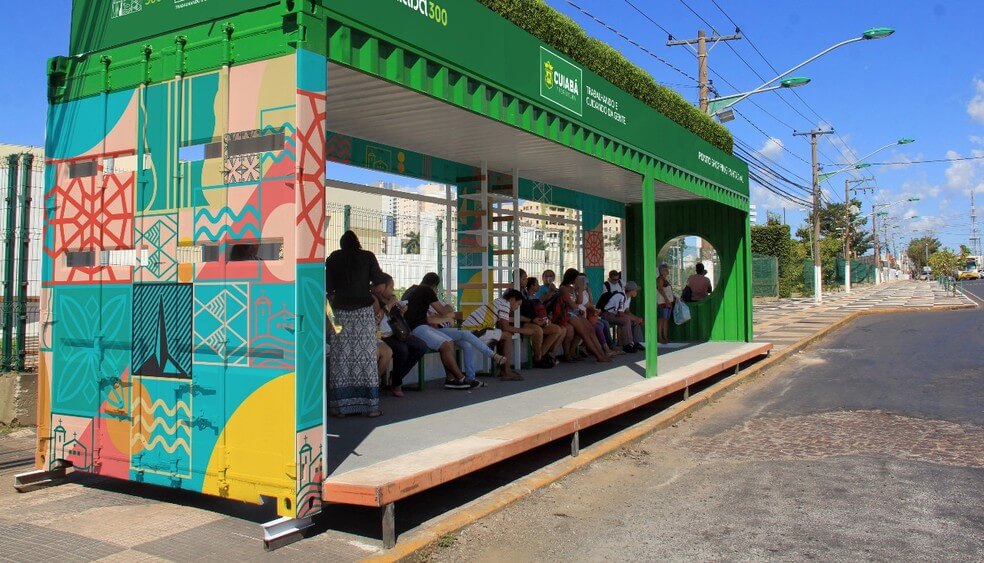 sabervivermais.com - Cuiabá ganha pontos de ônibus de contêineres com energia solar e jardins suspensos