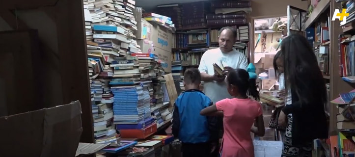 sabervivermais.com - Catador monta biblioteca comunitária para crianças com livros achados no lixo