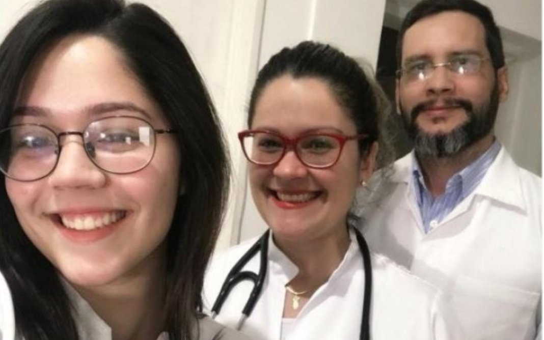 Advogada larga 20 anos de carreira para fazer Medicina com a filha e o marido