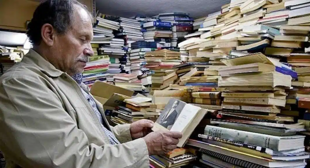 poltris Catador monta biblioteca comunitária para crianças com livros achados no lixo