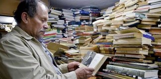 Catador monta biblioteca comunitária para crianças com livros achados no lixo