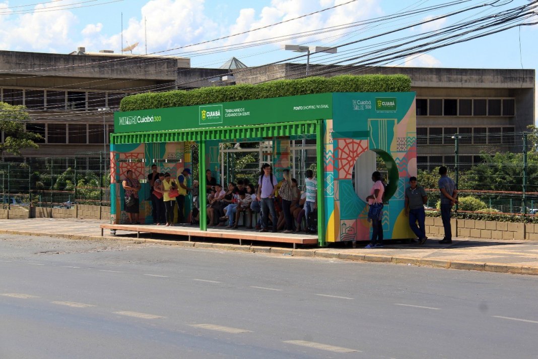 Cuiabá ganha pontos de ônibus de contêineres com energia solar e jardins suspensos
