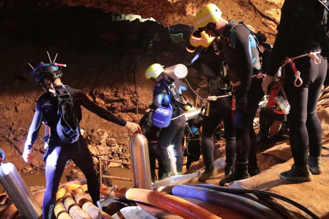 Esperança! quatro meninos são retirados da caverna na Tailândia