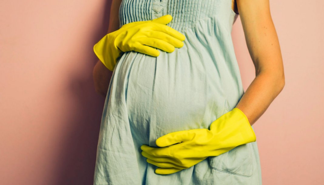 Estudo diz que grávida sente desejo de faxina quando está prestes a dar a luz