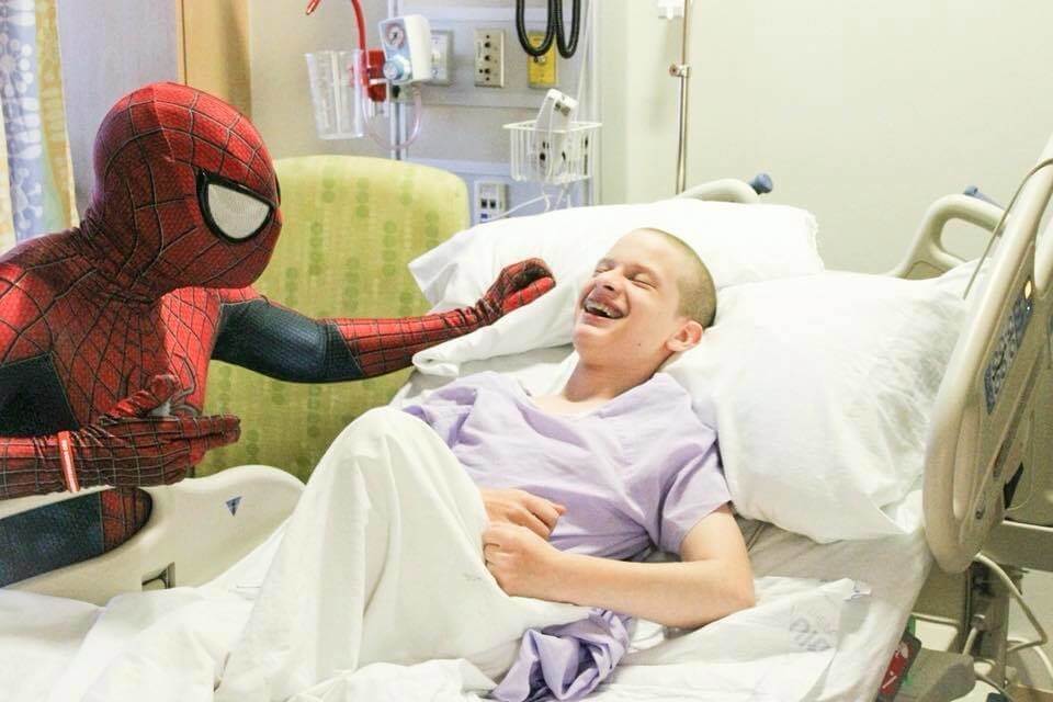 sabervivermais.com - Homem-Aranha da vida real: Rick, um jovem que deixou tudo para ser o herói que as crianças doentes precisam