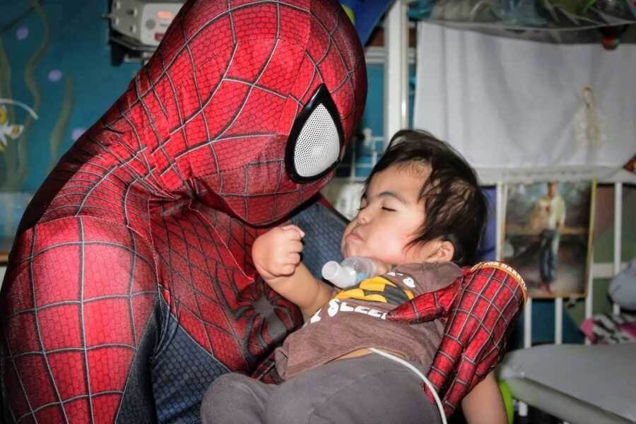 sabervivermais.com - Homem-Aranha da vida real: Rick, um jovem que deixou tudo para ser o herói que as crianças doentes precisam