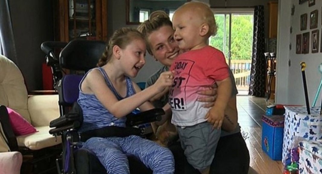 Menina com paralisia  cerebral salva irmãozinho que se afogava