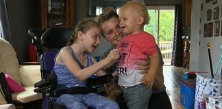 Menina com paralisia  cerebral salva irmãozinho que se afogava