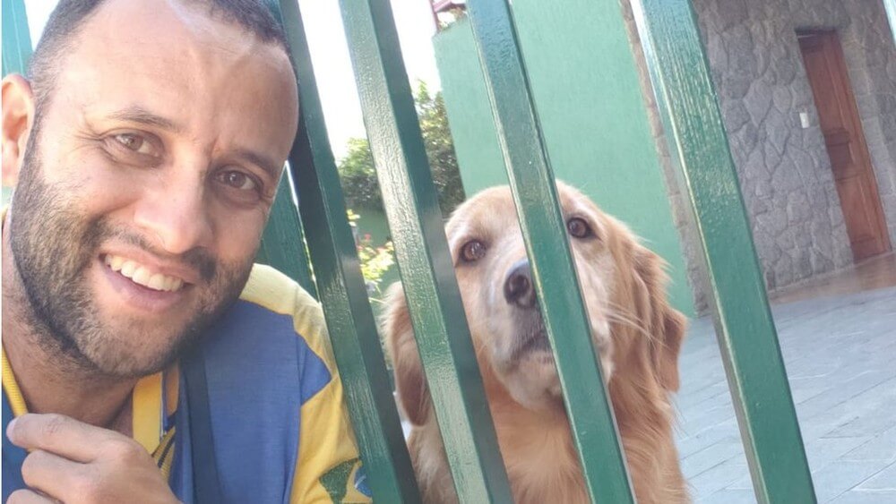 sabervivermais.com - Carteiro amigo de cachorros faz sucesso com selfies na internet
