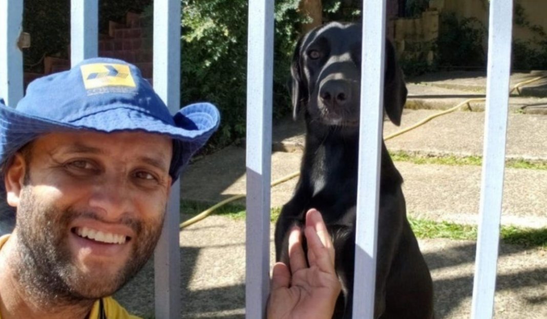 Carteiro amigo de cachorros faz sucesso com selfies na internet