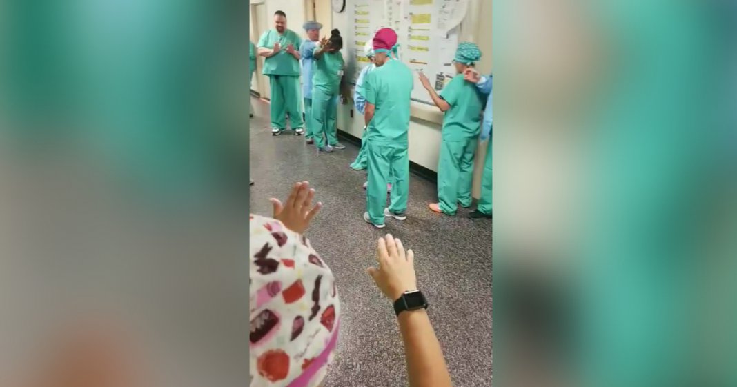 Enfermeiros oram pelos pacientes todos os dias em hospital
