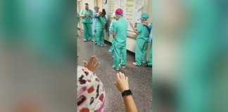 Enfermeiros oram pelos pacientes todos os dias em hospital