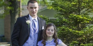 Rapaz cumpre a promessa de infância e leva amiga com síndrome de Down para a formatura
