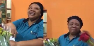 Alunos oferecem rosas para funcionária que sofreu ofensas racistas