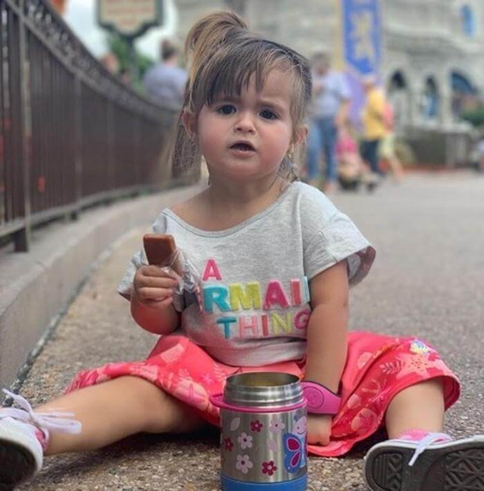 sabervivermais.com - Menina de dois anos pede cuscuz em restaurante na Disney e viraliza na web