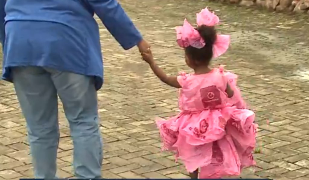 sabervivermais.com - Sem dinheiro, pai usa sacolas de mercado e cria fantasia de princesa para filha ir a festa