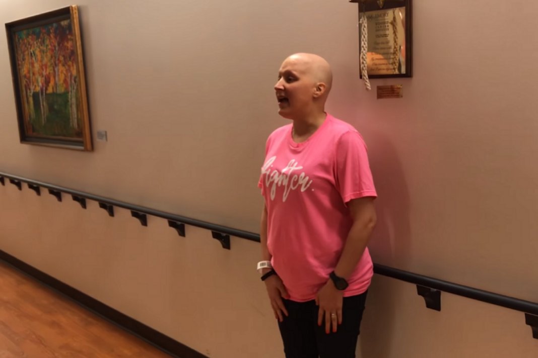Mulher celebra vitória contra o câncer louvando a Deus em hospital; assista