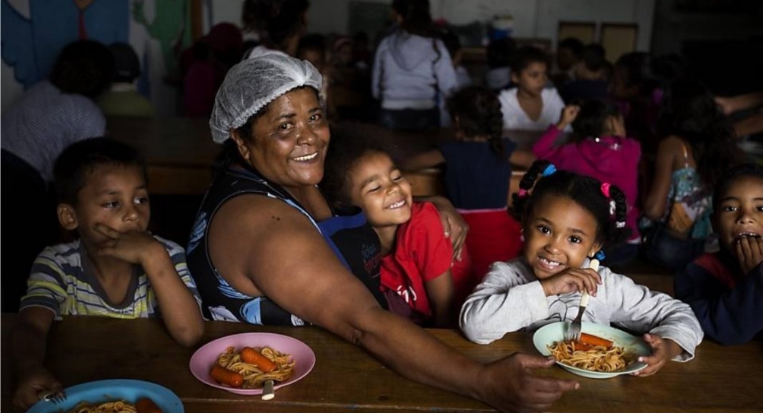 Ex-Empregada doméstica alimenta mais de 230 crianças e as resgata do tráfico