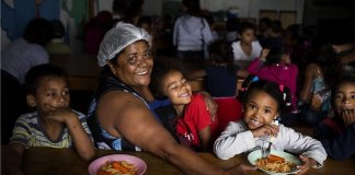 Ex-Empregada doméstica alimenta mais de 230 crianças e as resgata do tráfico