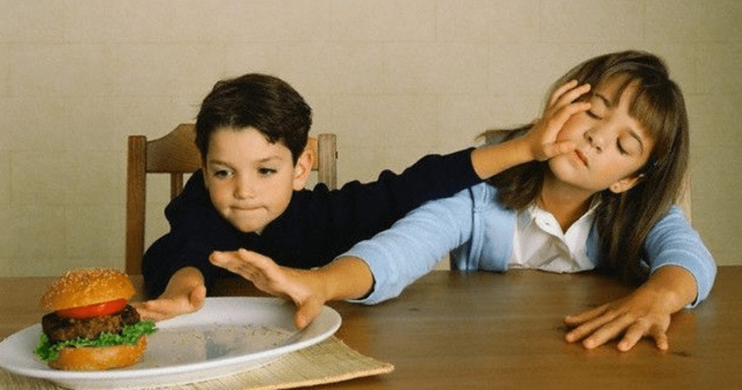 Ciência diz que lutar com seu irmão é bom para sua saúde. Ouviu, mamãe?