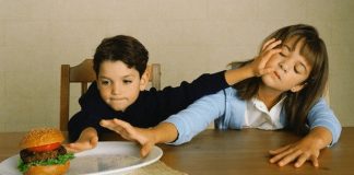 Ciência diz que lutar com seu irmão é bom para sua saúde. Ouviu, mamãe?