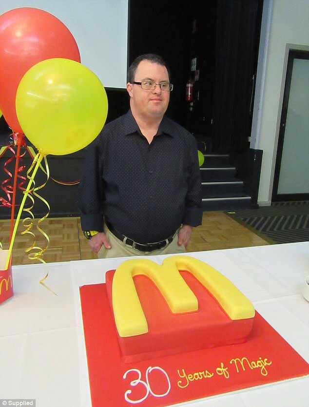 sabervivermais.com - Funcionário do McDonald's com síndrome de Down comemora 30 anos de trabalho na empresa