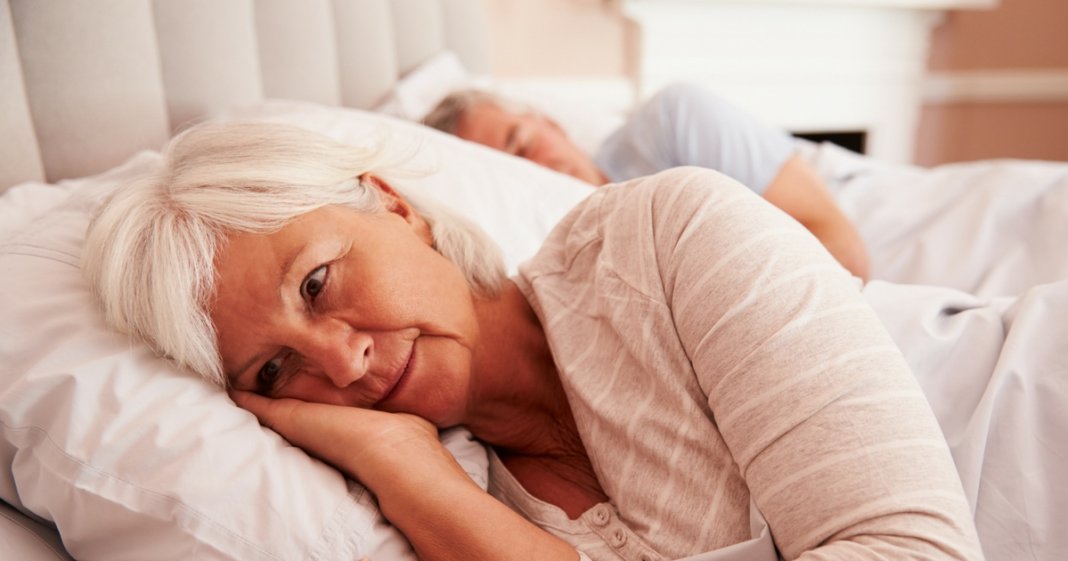 Cinquenta por cento das mulheres sofrem de insônia após a menopausa