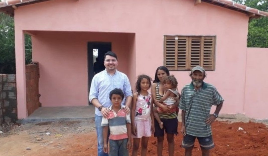 Casa feita com dinheiro de dízimo é entregue por padre a uma família potiguar