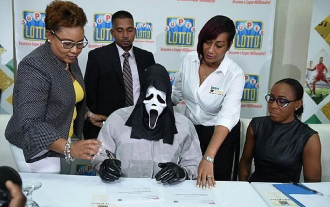 Vencedor de loteria vai resgatar prêmio de máscara para não ser reconhecido