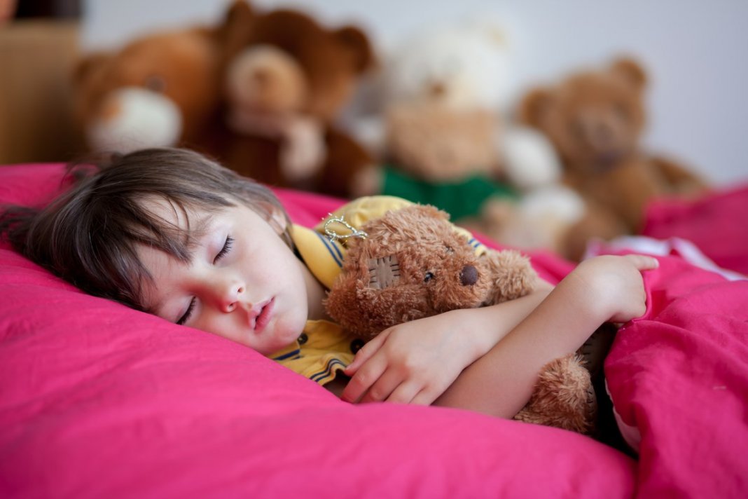 Colocar os filhos para dormirem cedo faz bem para as crianças e para os pais, é o que dizem os cientistas